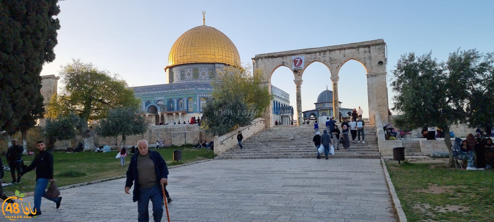  جولة في رحاب المسجد الأقصى قبيل موعد الافطار